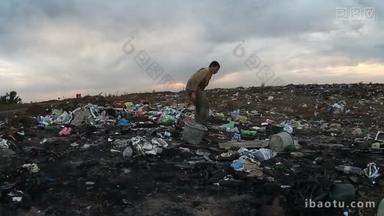 男子失业无家可归脏寻找食物浪费在垃圾填埋场社会转储视频